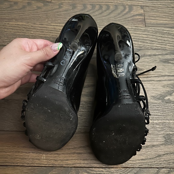 Dolce and Gabbana Lace Up Booty Pump - Picture 3 of 7